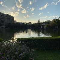 「遊覽台中之旅 - 台中公園、東海大學與美味鮭魚拉麵」