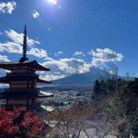 ใบไม้เปลี่ยนสีที่เจดีย์แดง (Chureito Pagoda)
