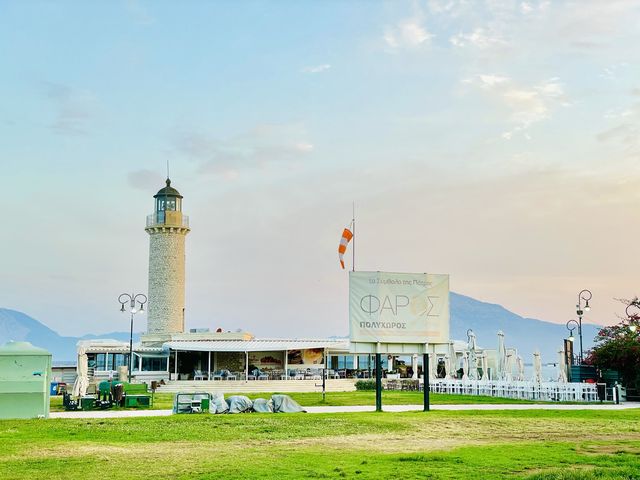 The sea views that embraced the city.