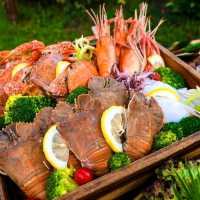 พามาทานบุฟเฟต์ Seafood ริมแม่น้ำ
