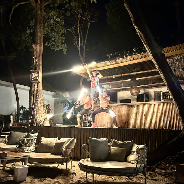 ร้านอาหารต้นสัก เกาะเสม็ด