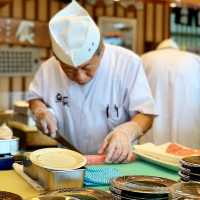 「根室花丸迴轉壽司：頂級壽司店，獨特魅力」