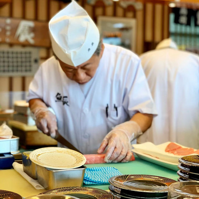 「根室花丸迴轉壽司：頂級壽司店，獨特魅力」