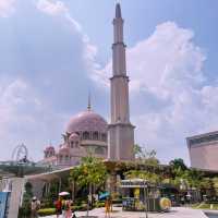 【マレーシア🇲🇾/おとぎ話に出てきそうな可愛らしいピンク色のモスク🕌✨】
