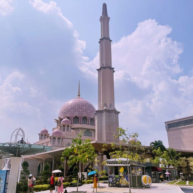 【マレーシア🇲🇾/おとぎ話に出てきそうな可愛らしいピンク色のモスク🕌✨】