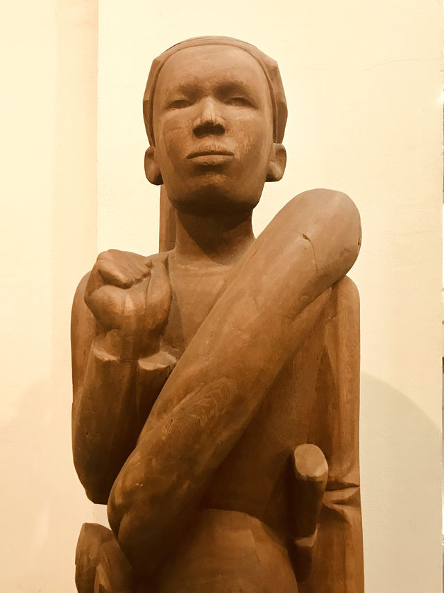 Discovering a large collection of Vietnamese folk art 🇻🇳