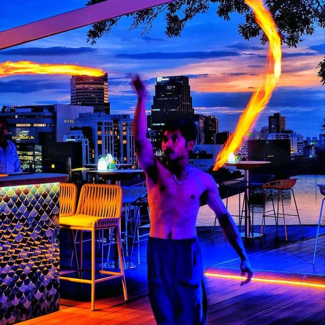 Rooftop Bar ที่มีโชว์ควงกระบองไฟในกทม