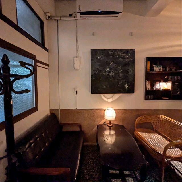 台南-深夜三角老宅裡的酒吧咖啡：角窟酒吧咖啡