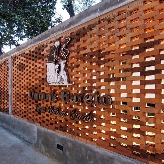 DUMUK BARETO | A SUNDANESE RESTAURANT WITH A VINTAGE TOUCH,OR "BARETO"