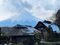 日本忍野八海有着传统草屋、缓慢转动的水车以及令人惊艳的富士山风景