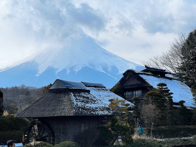 日本忍野八海有着传统草屋、缓慢转动的水车以及令人惊艳的富士山风景