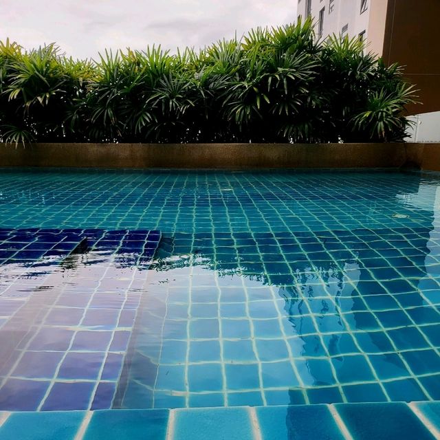 เล่นน้ำสนุกทั้งครอบครัว สระว่ายน้ำ infinity 