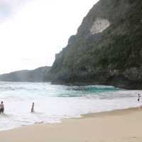 Climbing challenge at Kelingking beach with my sisters
