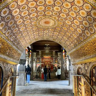 Discover the Sacred Beauty of Sri Dalada Maligawa 😬