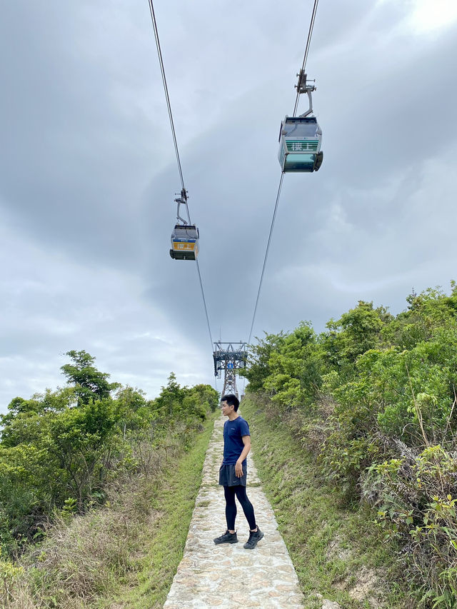 昂坪棧道-飽覧東涌灣和香港國際機場美景，更可近距離與纜車打咭