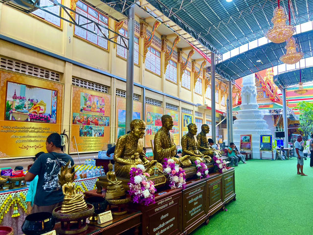 กราบหลวงพ่อโต วัดบางพลีใหญ่ใน