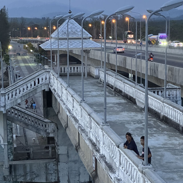 จุดชมวิวพระอาทิตย์ตกสะพานรักสารสิน