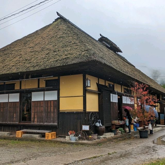 昔ながらの宿場町の町並みが残る大内宿