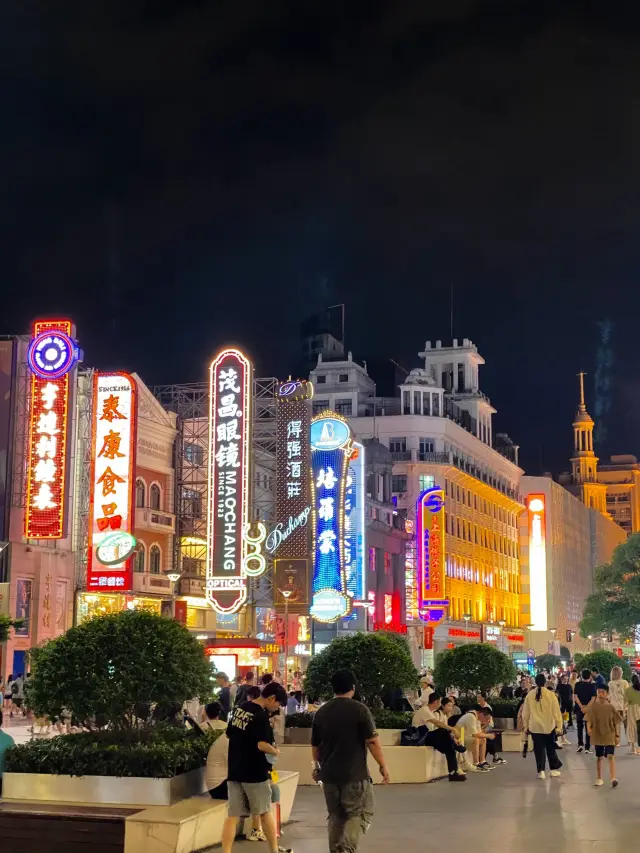 中國上海之旅的中心地帶，人民廣場到南京東路繁華的購物街