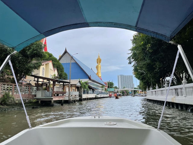 ไหว้พระเสริมสิริมงคลในวันลอยกระทง