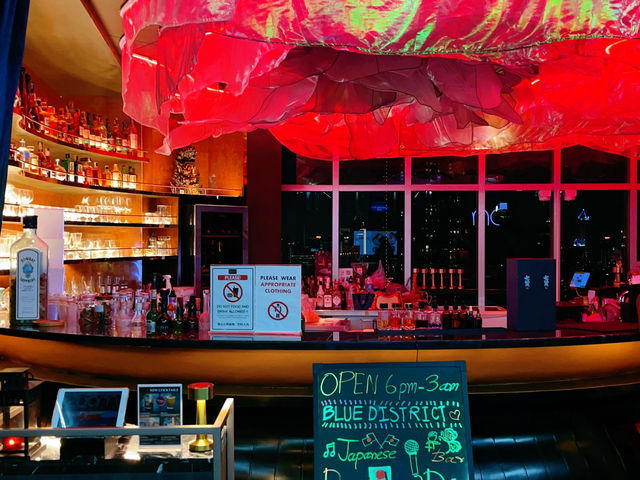 ดื่มด่ำกับวิวสวยๆ ของกรุงเทพ ที่ Blue District Bar