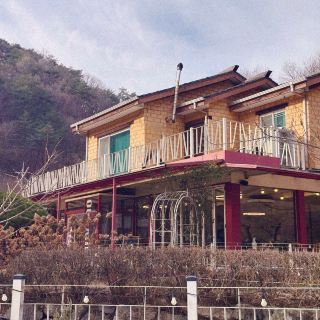 A bakery famous for its 100% domestic red bean bread, available only on weekends.