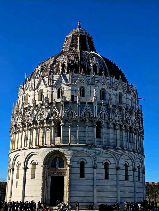 A Festive Christmas at Pisa’s Leaning Tower