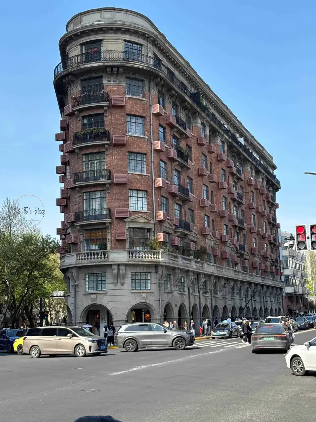 穿越百年的”武康大樓”，漫步於武康街欣賞梧桐樹