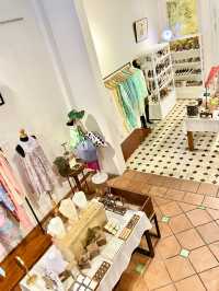 【プノンペン旅】階段を登って隠れ家的ショップへ