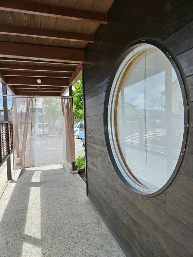 【涼風に包まれた今治市のカフェ】