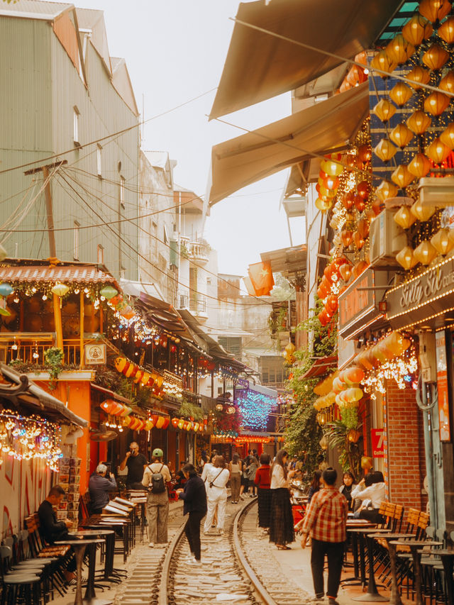 Hanoi Train Street – A Thrilling & Unique Experience! 🚂✨