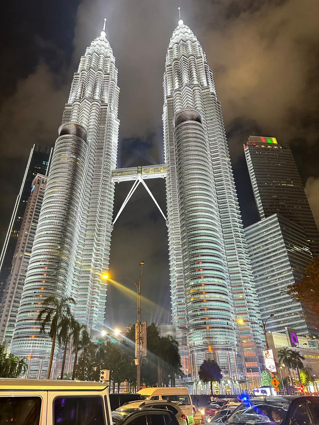 KLCC Twin Towers to Saloma Bridge: A Stunning City Walk 🌆