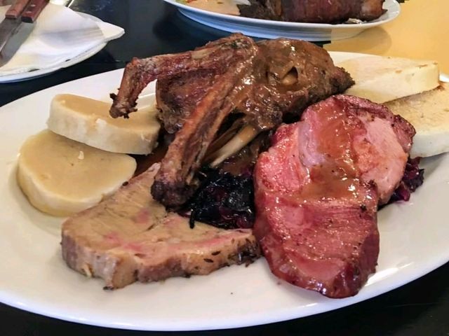 捷克CK小鎮的啤酒廠餐館 Pivovarská Restaurace，大口喝酒、大口吃肉！