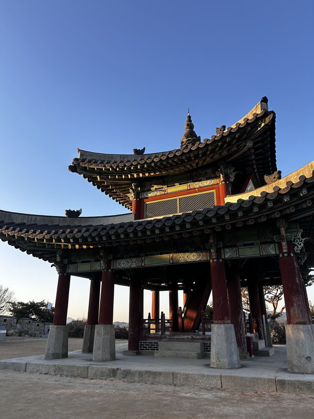 2층 누각과 정조 친필 현판이 조선 시대의 웅장함을 전해지는 서장대🇰🇷