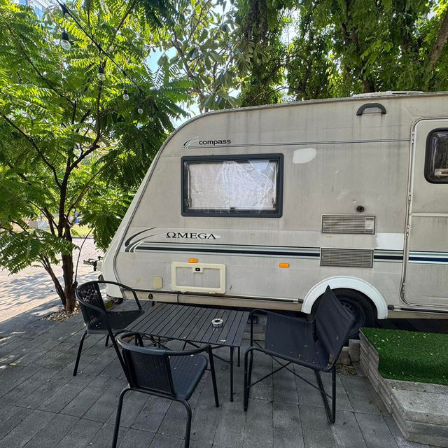 คาเฟ่ร่มรื่นในซอยลาดพร้าว 26 Pet Friendly 
