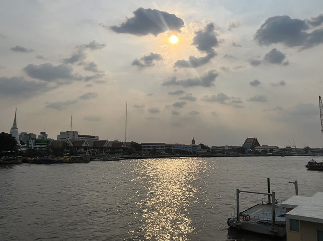 泰國曼谷著名橋景點：Phra Phutthayotfa Bridge。適合拍照打卡了觀光旅遊！ 