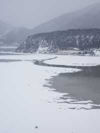 心中的日月：香格里拉納帕海草原的雪後