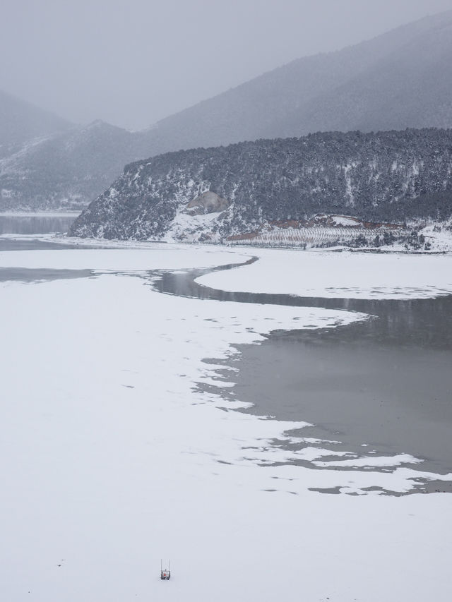 心中的日月：香格里拉納帕海草原的雪後