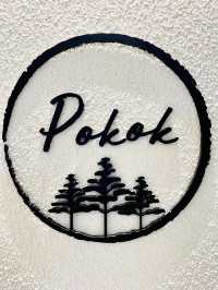 Pokok: Springtime Lush Green Cafe