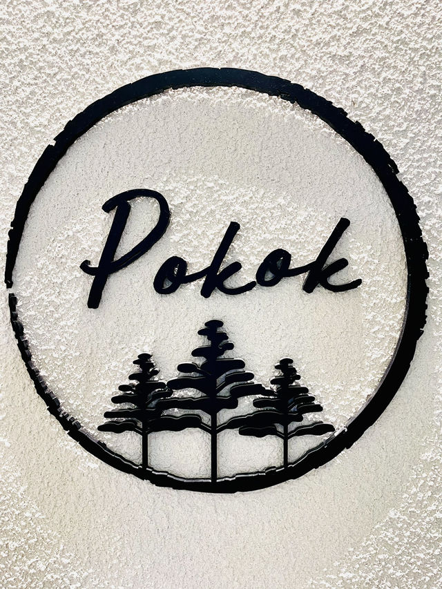 Pokok: Springtime Lush Green Cafe
