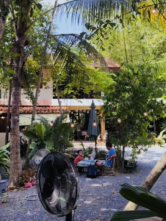 หลบเริน คาเฟ่ บ้านไม้ เหมือนมากินกาแฟบ้านเพื่อน