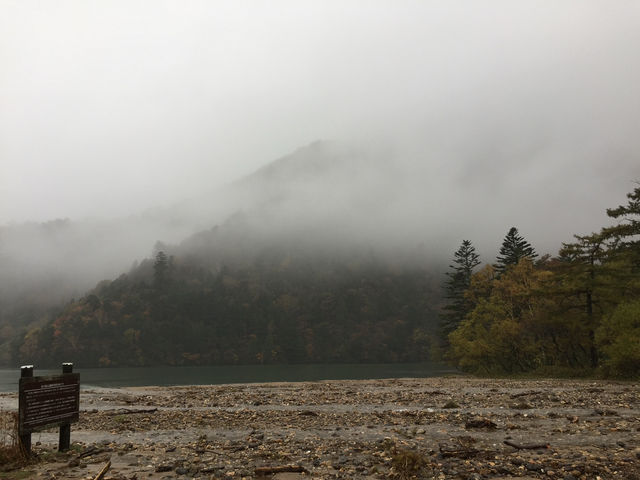 ชิลกลางสายหมอก พักใจกลางธรรมชาติที่ Yuno Lake