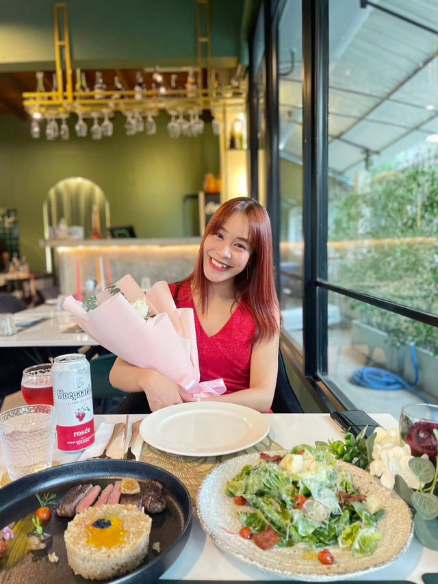 ร้านอาหารแนวฝรั่งเศสในเมืองสุพรรณบุรี