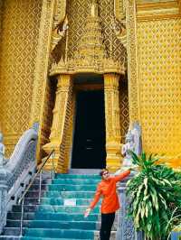 วัดจันทร์ตะวันตก สีเหลืองทองอร่าม งามตระการตา