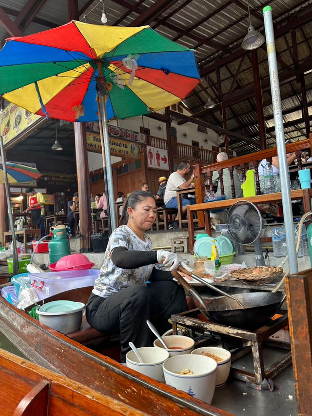 เที่ยว “ตลาดน้ำดำเนินสะดวก” กัน 🛶✨