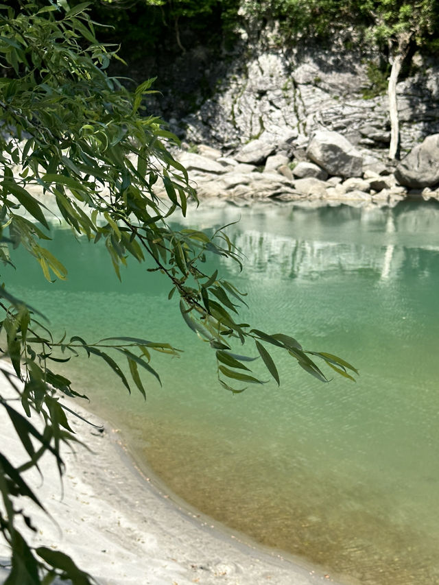 【岐阜】エメラルドグリーンの水面、山々、空の青さが素晴らしい