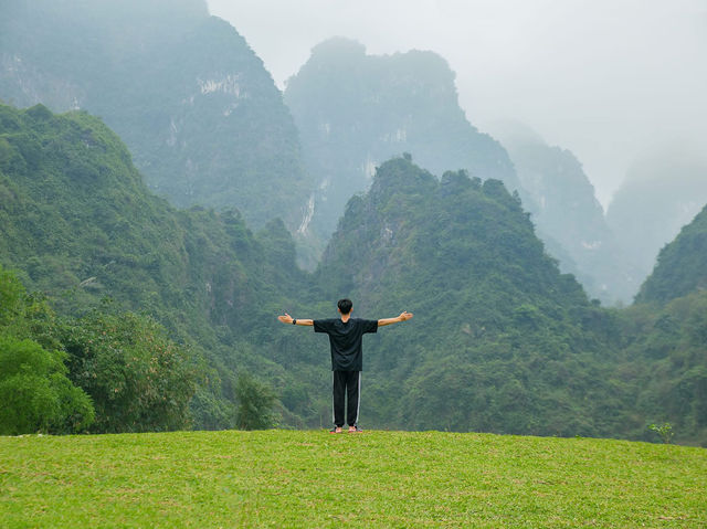 Tắm suối Hoà Bình