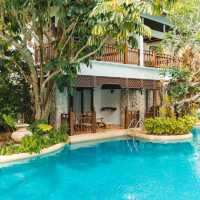 ที่พักหรูริมทะเล บรรยากาศร่มรื่น สระน้ำกว้างมาก
