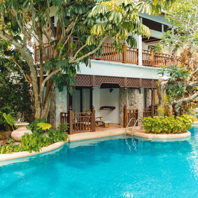 ที่พักหรูริมทะเล บรรยากาศร่มรื่น สระน้ำกว้างมาก