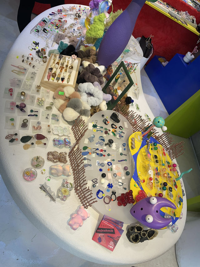 【🇰🇷ソンス】ポップで可愛いアクセサリー屋さん🌈🎪モールドールも豊富!🤍「nujeahmik/ヌジェミク」